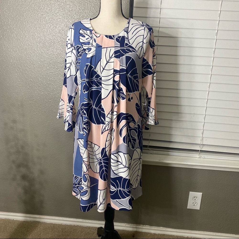 Eva Mendes Long sleeve shift patterned dress